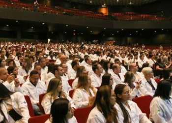Brasil tem 575.930 médicos ativos: 2,81 por mil habitantes, segundo estudo do CFM