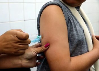 Com doses próximas do vencimento, Saúde amplia vacinação contra dengue