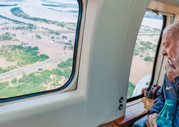 Presidente Lula sobrevoa áreas atingidas por enchentes no Rio Grande do Sul