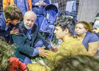 Lula se compromete a garantir moradia para quem perdeu casa no RS