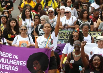 Desemprego de jovens negras é 3 vezes superior ao dos homens brancos, diz estudo