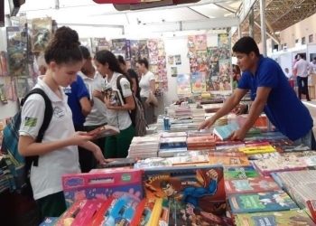 No Salipi, Seduc lança projeto Clube de Leitura e entrega 10 mil cheques-livros para alunos