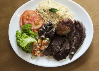 Apesar da alta dos preços, acesso a dieta saudável cresce no Brasil