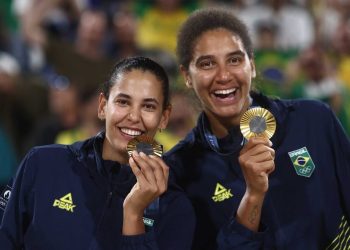 Paris 2024: Duda e Ana Patrícia derrotam canadenses e são ouro no vôlei de praia