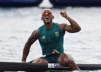 Paris 2024: canoísta Isaquias Queiroz é prata na canoagem e agora tem cinco medalhas
