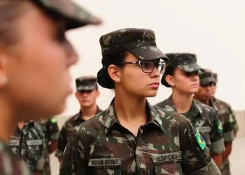 Mulheres poderão se alistar no serviço militar aos 18 anos