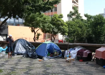 Quase 200 mil pessoas vivem em domicílios improvisados, diz Censo