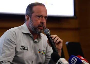 Decisão sobre horário de verão será na terça-feira, diz ministro