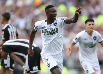 Com jogador expulso no início, Botafogo ganha 1ª Libertadores