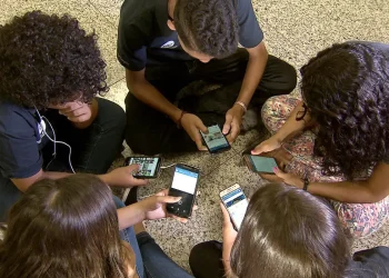“Nem no recreio”: pesquisadores da educação criticam uso do celular no ambiente escolar