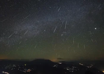 Última grande chuva de meteoros visível do ano acontece na noite desta sexta-feira