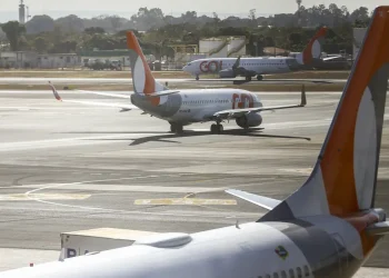 Azul e Gol assinam acordo para iniciar negociação de fusão entre as aéreas