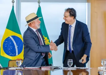 Lula sanciona lei que restringe uso de telefone celular no ambiente escolar