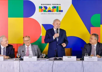 Prioridade do governo em 2025 é baratear os alimentos, diz Lula na reunião ministerial