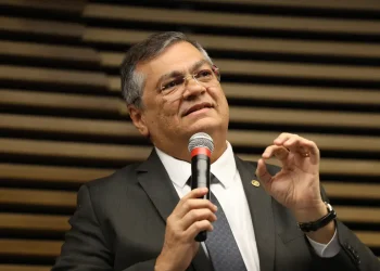 Flávio Dino, do STF, vota pela cassação da deputada federal Carla Zambelli