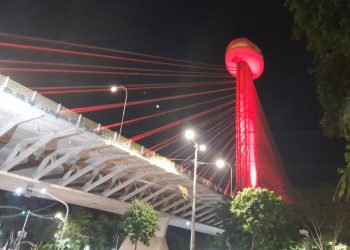 Ponte Estaiada de Teresina é iluminada de vermelho em alerta contra tuberculose