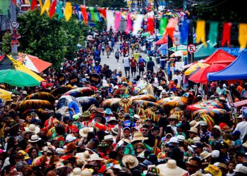 Multidão e grupos de bumba meu boi fazem grande festa no bairro João Paulo, em São Luís