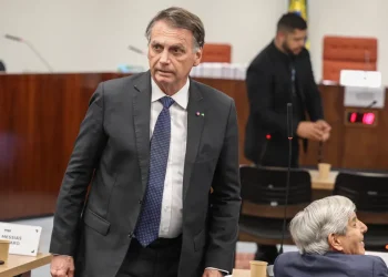 Bolsonaro nega plano de golpe, pede desculpa ao Supremo e critica urnas eletronicas