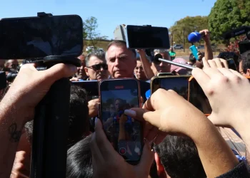 Bolsonaro coloca tornozeleira eletrônica e fala em “Suprema humilhação”