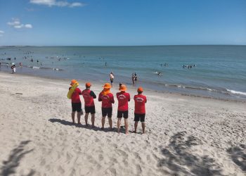 Bombeiros reforçam segurança nas praias do Piauí durante as férias
