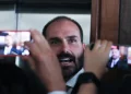 Morando nos EUA, deputado Eduardo Bolsonaro diz que não vai renunciar ao mandato