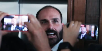 Morando nos EUA, deputado Eduardo Bolsonaro diz que não vai renunciar ao mandato