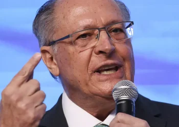 Tarifas: Brasil está conversando “com reserva” com Estados Unidos, diz Alckmin