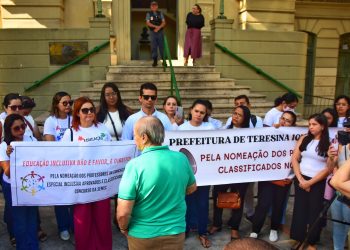 Silvio Mendes recebe manifestantes e esclarece sobre concurso da Semec