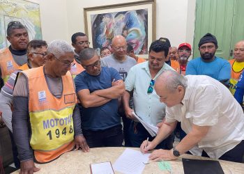 Prefeito Silvio Mendes recebe grupo de mototaxistas de Teresina e ouve reivindicações