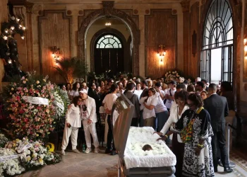 Fãs, amigos e familiares se despedem de Preta Gil no Theatro Municipal do Rio