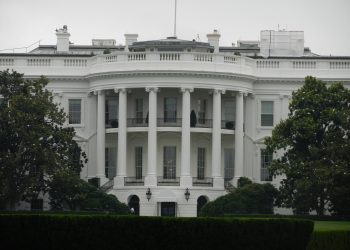 Trump assina tarifa de 50% e considera Brasil ameaça aos EUA