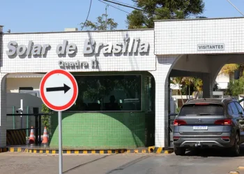 Moraes, ministro do STF, determina vigilância integral de Bolsonaro pela polícia penal