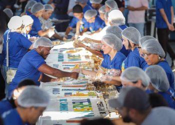 Tradicional corte de bolo marca festa dos 173 anos de Teresina
