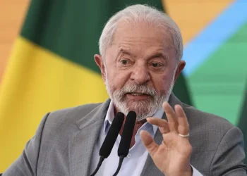 Lula quer decisão conjunta do Brics sobre tarifaço dos EUA
