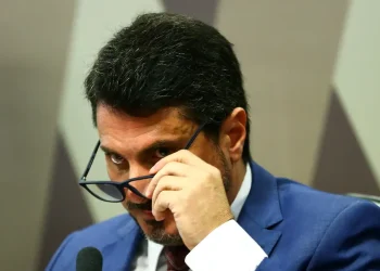 Moraes permite que Marcos Do Val participe de sessões do Senado além das 19h