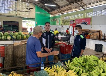 Equipes do Lixo Zero e da Educação Ambiental levam conscientização ao mercado do Parque Piauí