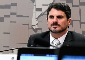 Após desembarcar no DF, Senador Marcos do Val é levado para colocar tornozeleira