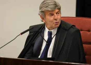 Ministro Luiz Fux, do STF, absolve Jair Bolsonaro dos cinco crimes da trama golpista