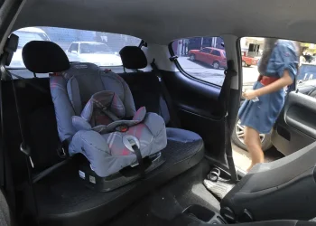 Transporte: melhor lugar de criança no carro é o meio do banco de trás