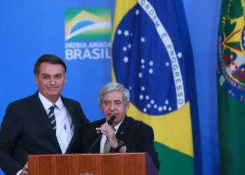 General Heleno se distanciou de Bolsonaro e não sabia de golpe, garante advogado