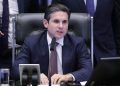 Motta barra Eduardo Bolsonaro, que vive nos EUA, como líder da minoria na Câmara