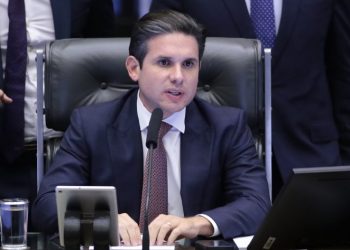 Motta barra Eduardo Bolsonaro, que vive nos EUA, como líder da minoria na Câmara