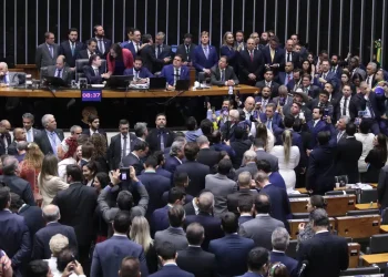 Câmara dos Deputados aprova urgência para projeto de anistia para golpistas