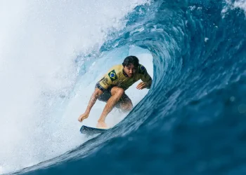 Brasileiro Yago Dora conquista título de campeão mundial de surfe profissional