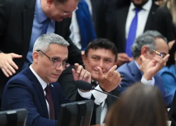 Câmara dos Deputados aprova suspensão de ação no STF contra Gustavo Gayer