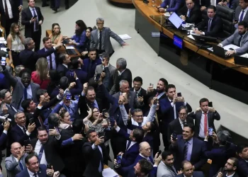 Câmara dos Deputados aprova retirada da MP do IOF da pauta; texto caduca