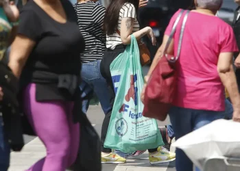 Censo 2022: mulheres têm mais estudo, mas ganham menos que os homens