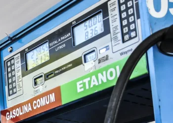 Preço da gasolina tem redução de 4,9% a partir de terça-feira, diz Petrobras