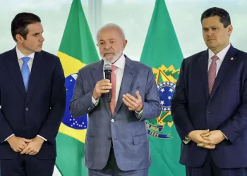 Lula discute pautas do governo em encontro com Hugo Motta e Davi Alcolumbre