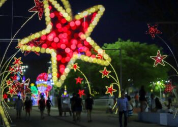Decoração de Natal de Teresina tem árvore gigante, muita luz e cores